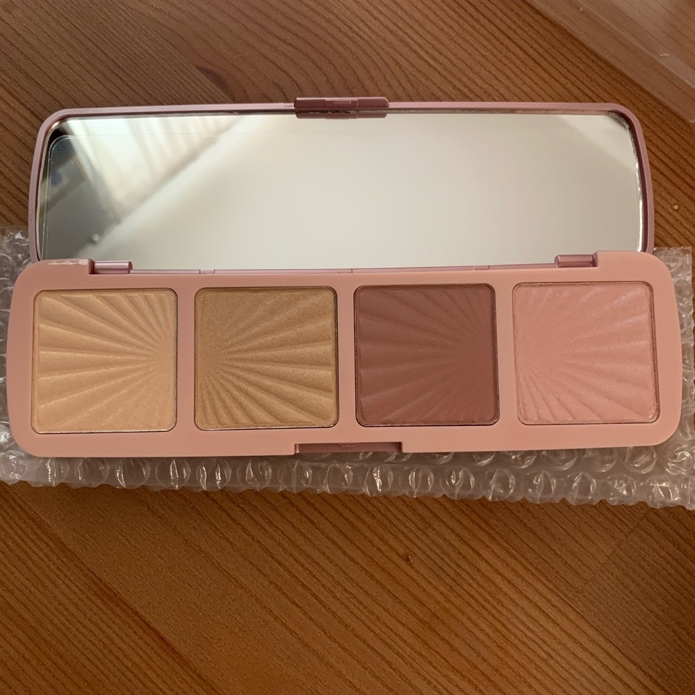 Makeup revolution highlighter palette